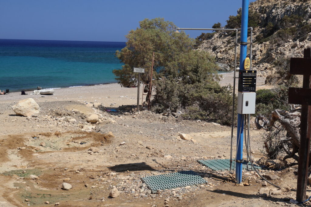 Dusche mit Münzautomat am Strand